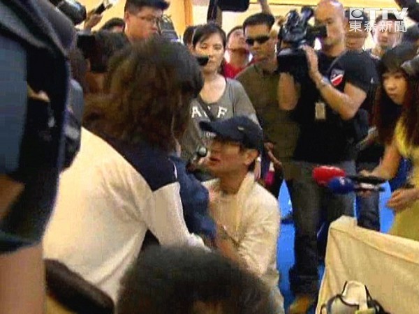 痛失妻兒的拉面店老板向陳菊下跪