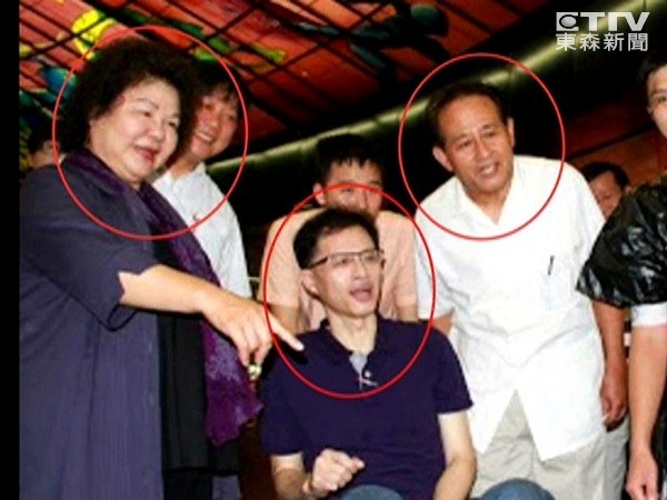 翻臉!李謀偉(中)出錢出力,曾與陳菊(左)、曹啟鴻合作辦活動(dòng)。(