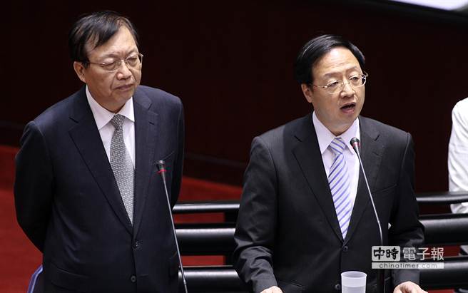 臺當(dāng)局“行政院長”江宜樺(右)與“內(nèi)政部”長陳威仁(左)今日在“立法院”答詢 臺當(dāng)局“行政院長”江宜樺(右)與“內(nèi)政部”長陳威仁(左)今日在“立法院”答詢
