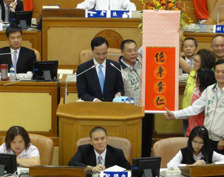 朱立倫妙回“5億市長(zhǎng)說”:有人說林佳龍最有錢 朱立倫妙回“5億市長(zhǎng)說”:有人說林佳龍最有錢