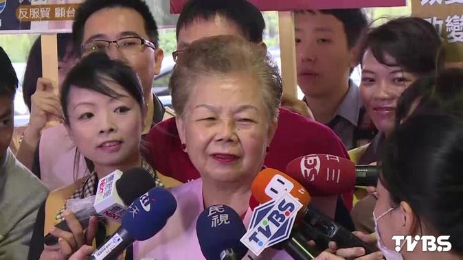 柯文哲母親帝寶旁掃街被選民“打臉”:只挺連勝文 柯文哲母親帝寶旁掃街被選民“打臉”:只挺連勝文