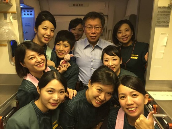 柯文哲在高空被9位長榮空姐包圍 柯文哲在高空被9位長榮空姐包圍
