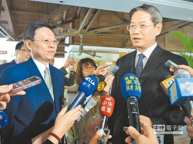 ����2013��10��6�գ���ӡ������������u�e�е�APEC���h�ϣ�����Ժ�_�k���Ώ�־܊�c�_���ί����ί����������