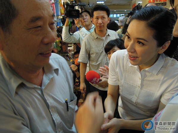 蔡依珊菜市場(chǎng)掃街初體驗(yàn),緊握每一雙手。(臺(tái)媒圖) 蔡依珊菜市場(chǎng)掃街初體驗(yàn),緊握每一雙手。(臺(tái)媒圖)