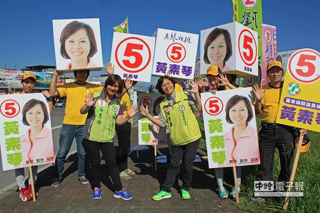 選舉出奇招 民進黨候選人用“超級大頭帽”博眼球(圖) 選舉出奇招 民進黨候選人用“超級大頭帽”博眼球(圖)