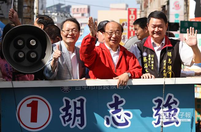 胡志強首度車隊掃街 民眾熱情反應(圖) 胡志強首度車隊掃街 民眾熱情反應(圖)