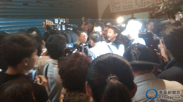 自稱無黨籍臺北市候選人柯文哲24日晚間到大同區延三夜市拜票,遇上藍衣阿伯脫褲 自稱無黨籍臺北市候選人柯文哲24日晚間到大同區延三夜市拜票,遇上藍衣阿伯脫褲