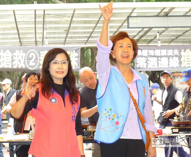 連戰母親親自下廚煎蔥油餅 為兒子拉票(圖) 連戰母親親自下廚煎蔥油餅 為兒子拉票(圖)