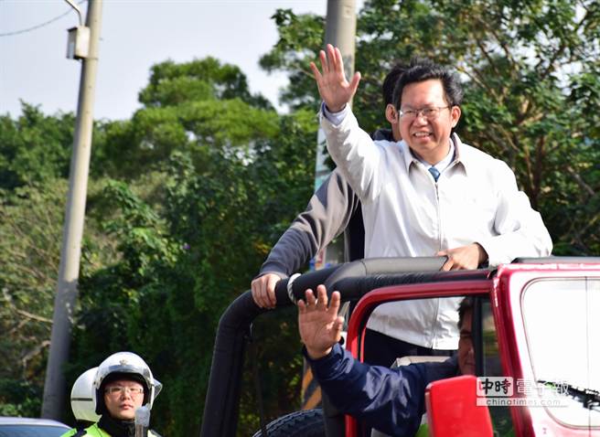 準桃園市長鄭文燦5日八德謝票,感謝故鄉(xiāng)鄉(xiāng)親支持。(圖片來源:臺灣中時電子報) 準桃園市長鄭文燦5日八德謝票,感謝故鄉(xiāng)鄉(xiāng)親支持。(圖片來源:臺灣中時電子報)