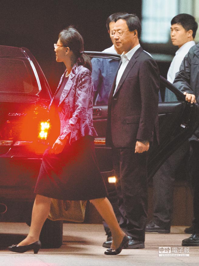 最后話別晚宴:龍應臺細數情誼 江宜樺感慨落淚(圖) 最后話別晚宴:龍應臺細數情誼 江宜樺感慨落淚(圖)