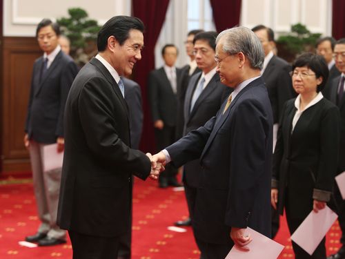 馬英九向毛治國(guó)握手致意 馬英九向毛治國(guó)握手致意