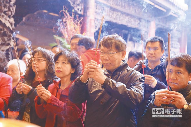 新科臺北市長柯文哲(右二)昨日帶著太太陳佩琪(左二)到大甲鎮(zhèn)瀾宮參拜。(圖片來源:臺灣中時電子報) 新科臺北市長柯文哲(右二)昨日帶著太太陳佩琪(左二)到大甲鎮(zhèn)瀾宮參拜。(圖片來源:臺灣中時電子報)