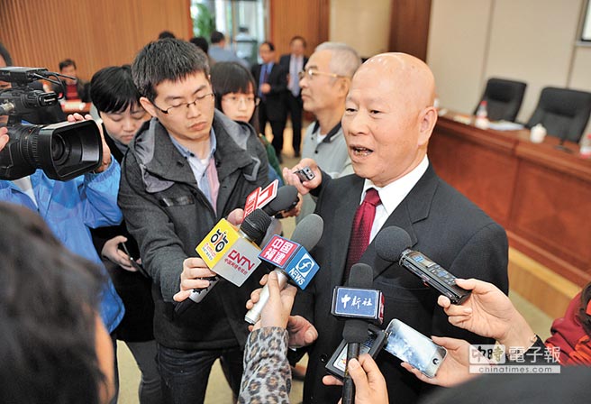 民進黨前主席許信良(右)建議綠營通過新的決議文,取代過去的舊決議文 民進黨前主席許信良(右)建議綠營通過新的決議文,取代過去的舊決議文