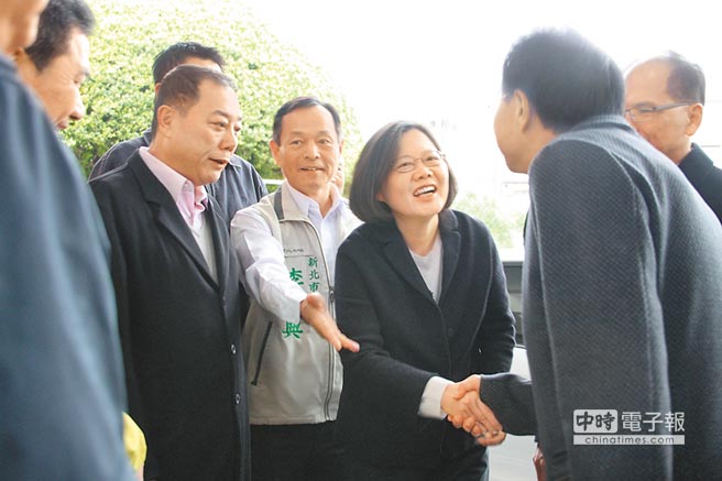 新北市議會民進黨團面對史上最接近議長寶座的機會,黨主席蔡英文19日重申祭出黨紀,一票都不準跑 新北市議會民進黨團面對史上最接近議長寶座的機會,黨主席蔡英文19日重申祭出黨紀,一票都不準跑