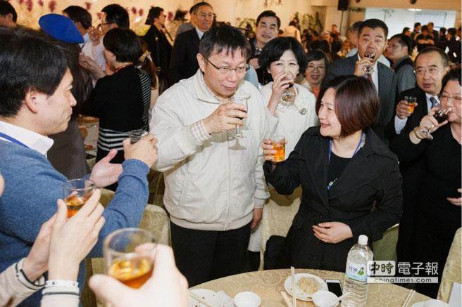 臺(tái)北市長(zhǎng)柯文哲(中)26日偕同夫人陳佩琪參加臺(tái)北市議會(huì)迎新惜別餐會(huì),并逐桌舉杯致意 臺(tái)北市長(zhǎng)柯文哲(中)26日偕同夫人陳佩琪參加臺(tái)北市議會(huì)迎新惜別餐會(huì),并逐桌舉杯致意