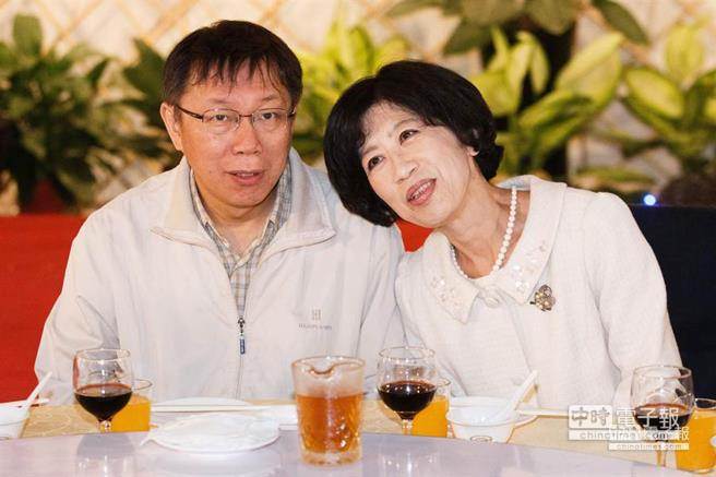 臺(tái)北市長(zhǎng)柯文哲(左)26日偕同夫人陳佩琪(右)參加臺(tái)北市議會(huì)迎新惜別餐會(huì) 臺(tái)北市長(zhǎng)柯文哲(左)26日偕同夫人陳佩琪(右)參加臺(tái)北市議會(huì)迎新惜別餐會(huì)