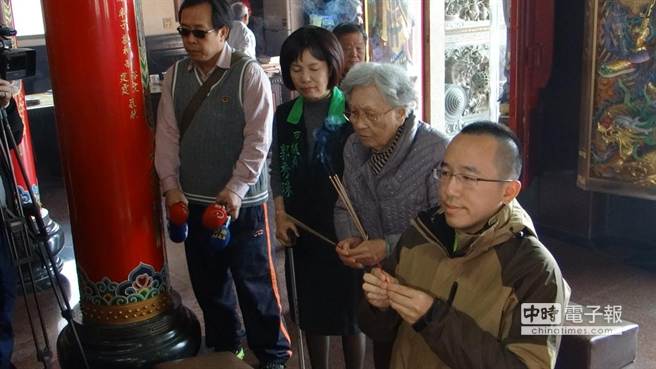 扁媽上午在議員郭秀珠的陪同與陳致中的攙扶下,到惠安宮拜拜 扁媽上午在議員郭秀珠的陪同與陳致中的攙扶下,到惠安宮拜拜