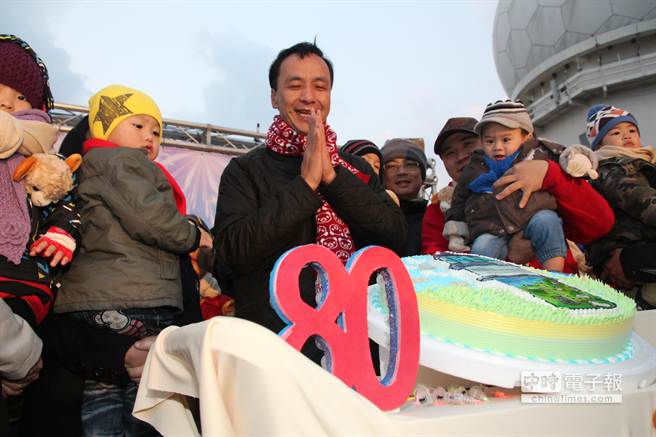 新北市長朱立倫與民眾一起看煙火 新北市長朱立倫與民眾一起看煙火