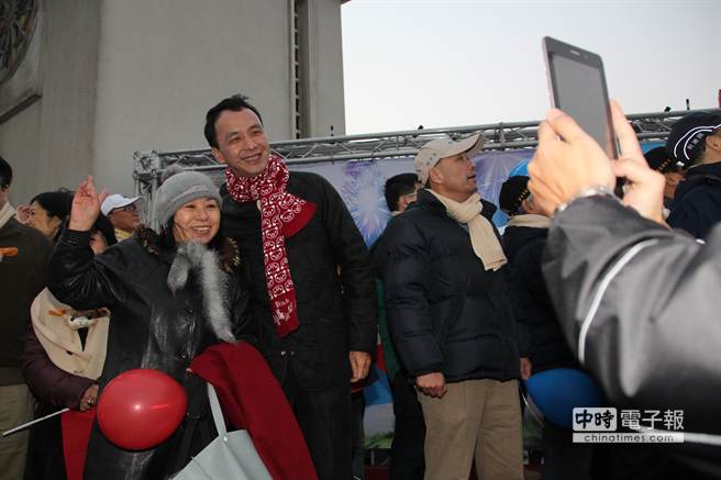 新北市長朱立倫與民眾合照。 新北市長朱立倫與民眾合照。