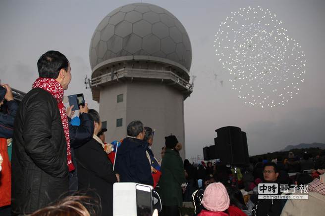 新北市長朱立倫與民眾一起看煙火 新北市長朱立倫與民眾一起看煙火