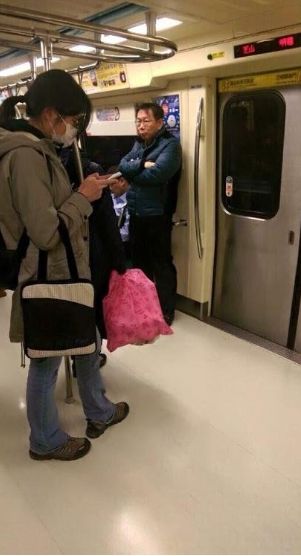 臺北市長柯文哲現身地鐵 沒帶保鏢獨自站門口(圖) 臺北市長柯文哲現身地鐵 沒帶保鏢獨自站門口(圖)