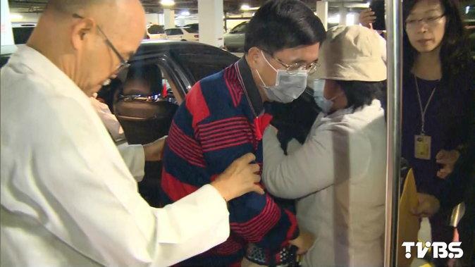 陳水扁首度外出至醫院會診 初判免住院(組圖) 陳水扁首度外出至醫院會診 初判免住院(組圖)