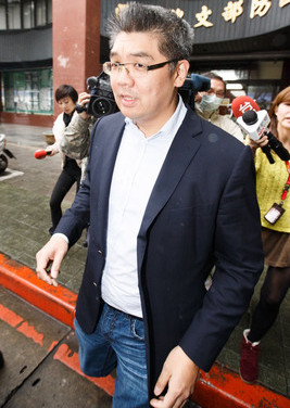 連勝文為馬英九獻金案作證訊后離去不受訪(圖)
