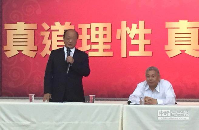 胡志強(左)在旺旺集團董事長蔡衍明(右)陪同下,與集團干部見面 胡志強(左)在旺旺集團董事長蔡衍明(右)陪同下,與集團干部見面