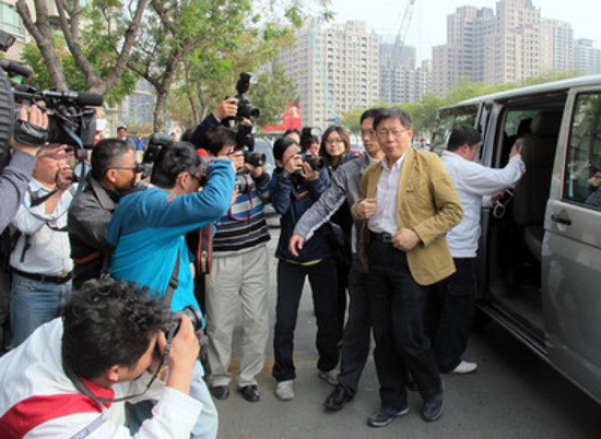 柯文哲探視陳水扁 臺(tái)北市長(zhǎng)柯文哲(前右)18日下午到高雄市探訪陳水扁病情,柯文哲到達(dá)后直接搭電梯上樓 柯文哲探視陳水扁 臺(tái)北市長(zhǎng)柯文哲(前右)18日下午到高雄市探訪陳水扁病情,柯文哲到達(dá)后直接搭電梯上樓