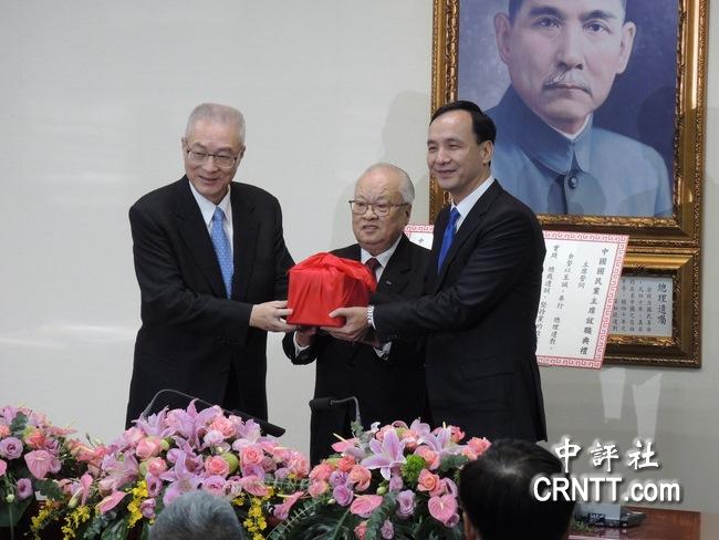 朱立倫從吳敦義手中接過(guò)國(guó)民黨印信,完成交接。 朱立倫從吳敦義手中接過(guò)國(guó)民黨印信,完成交接。