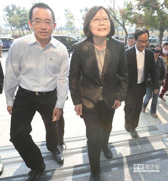 蔡英文首度探視陳水扁 扁放棄午休迎接(圖) 蔡英文首度探視陳水扁 扁放棄午休迎接(圖)