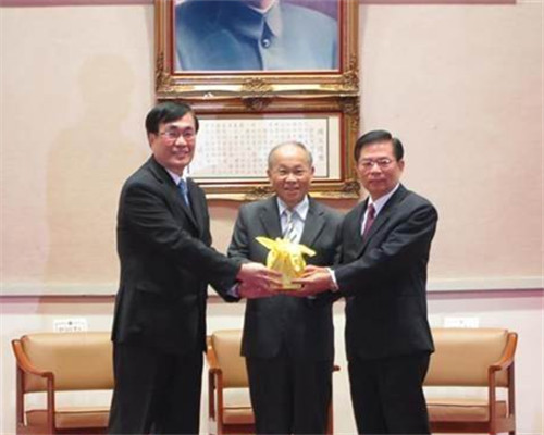 “行政院秘書長”今天交接,卸任“秘書長”李四川(左)將轉任國民黨秘書長,由簡太郎(右)接任 “行政院秘書長”今天交接,卸任“秘書長”李四川(左)將轉任國民黨秘書長,由簡太郎(右)接任