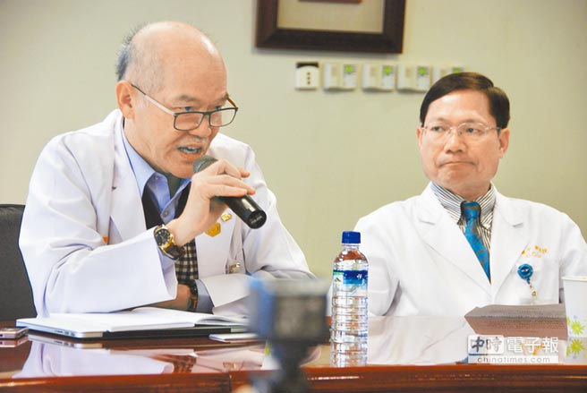 高雄長庚榮譽副院長陳順勝(左)透露,陳水扁現在仍常有自殺念頭。(臺媒圖) 高雄長庚榮譽副院長陳順勝(左)透露,陳水扁現在仍常有自殺念頭。(臺媒圖)