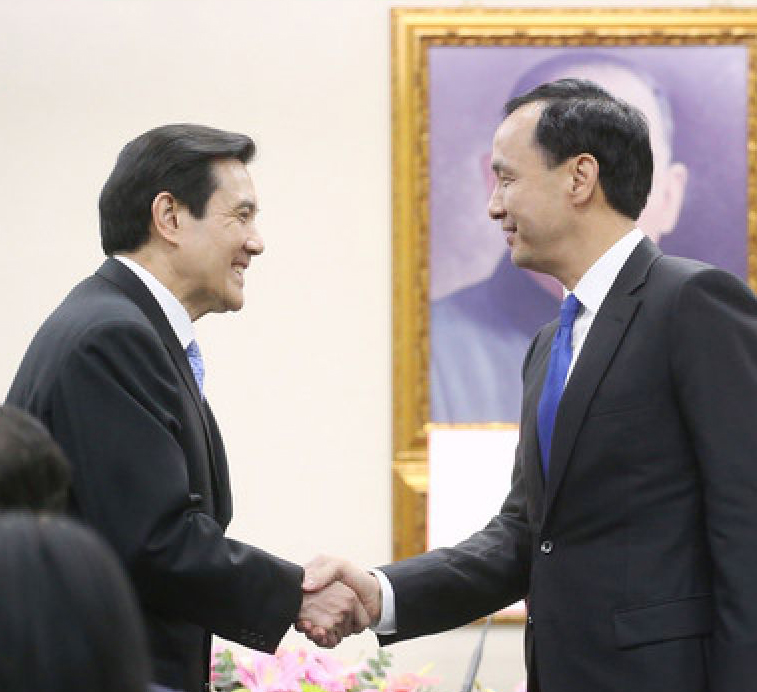 朱立倫與馬英九握手致意 朱立倫與馬英九握手致意