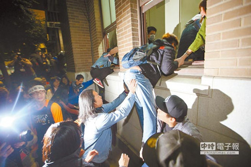 臺(tái)北地檢署偵結(jié)反服貿(mào)運(yùn)動(dòng)三大案起訴五名帶頭人等