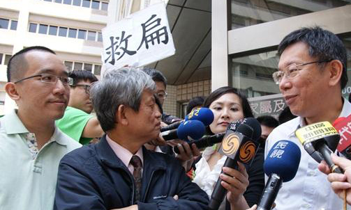 郭正典(中)昔日對外說明陳水扁病情 郭正典(中)昔日對外說明陳水扁病情