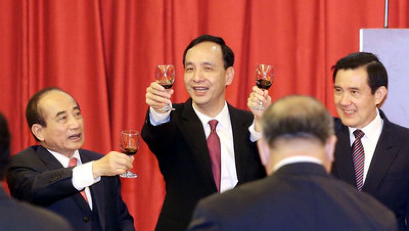 藍營"三巨頭"舉杯敬酒 王金平:一年內(nèi)贏回人民信賴 藍營"三巨頭"舉杯敬酒 王金平:一年內(nèi)贏回人民信賴