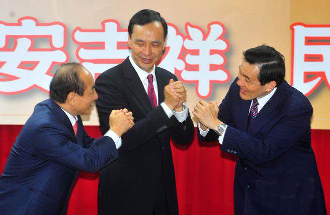 國民黨中央24日舉行新春團拜,馬英九(右起)、朱立倫、王金平拱手,互祝新春愉快 國民黨中央24日舉行新春團拜,馬英九(右起)、朱立倫、王金平拱手,互祝新春愉快