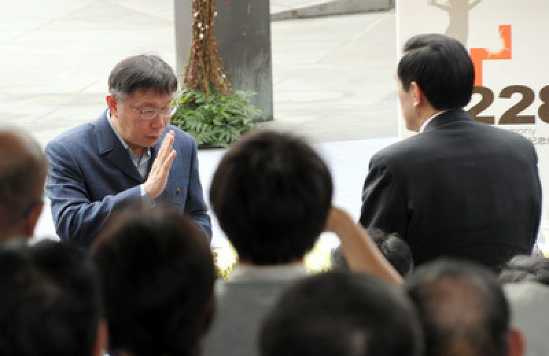 馬英九在活動現場與柯文哲致意 馬英九在活動現場與柯文哲致意