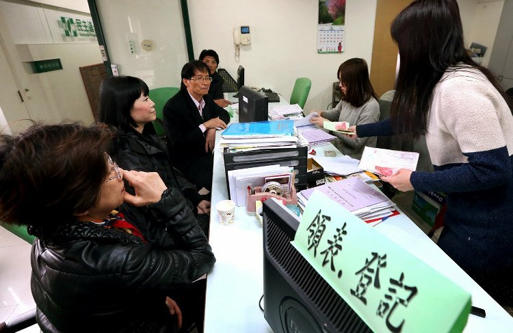 民進黨多人領表參加黨內"立委"初選 遭批"落跑議員" 民進黨多人領表參加黨內"立委"初選 遭批"落跑議員"