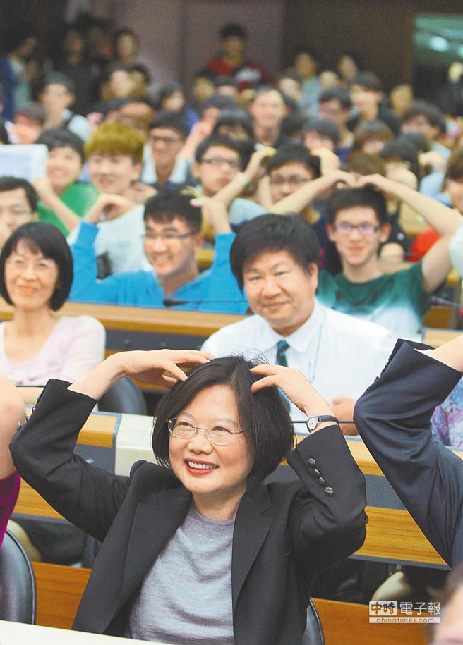 蔡英文為“填實”其“臺灣共識”論述,據統計她在敗選后數年到各大專院校演講、座談超過1000場 蔡英文為“填實”其“臺灣共識”論述,據統計她在敗選后數年到各大專院校演講、座談超過1000場