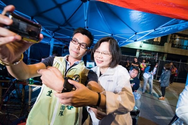 蔡英文在臉書PO照片詢問,“下個行程還有多少時間?”(臺媒翻攝自蔡英文臉書) 蔡英文在臉書PO照片詢問,“下個行程還有多少時間?”(臺媒翻攝自蔡英文臉書)