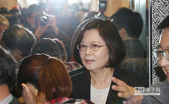 陳水扁前之子陳致中13日正式宣布退選“立委”,民進(jìn)黨主席蔡英文14日上午表示,民進(jìn)黨內(nèi)有初選機(jī)制,一切都按照機(jī)制進(jìn)行,黨會(huì)尊重當(dāng)事人意愿與所做的決定,任何有助于黨內(nèi)初選的和諧,她都覺得是好事。 陳水扁前之子陳致中13日正式宣布退選“立委”,民進(jìn)黨主席蔡英文14日上午表示,民進(jìn)黨內(nèi)有初選機(jī)制,一切都按照機(jī)制進(jìn)行,黨會(huì)尊重當(dāng)事人意愿與所做的決定,任何有助于黨內(nèi)初選的和諧,她都覺得是好事。