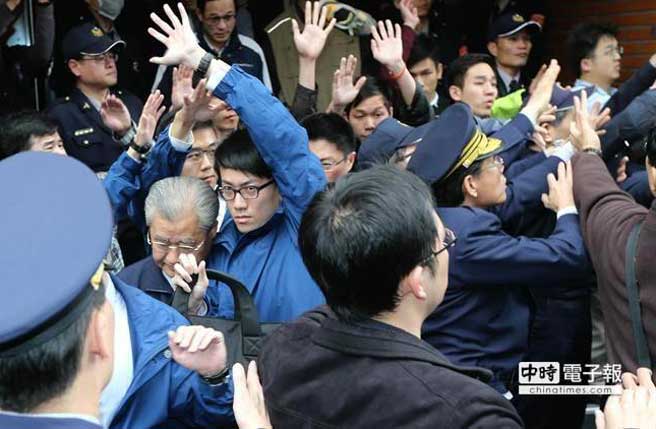 公路收費員赴毛治國住處抗議。(圖片來源:臺灣中時電子報) 公路收費員赴毛治國住處抗議。(圖片來源:臺灣中時電子報)