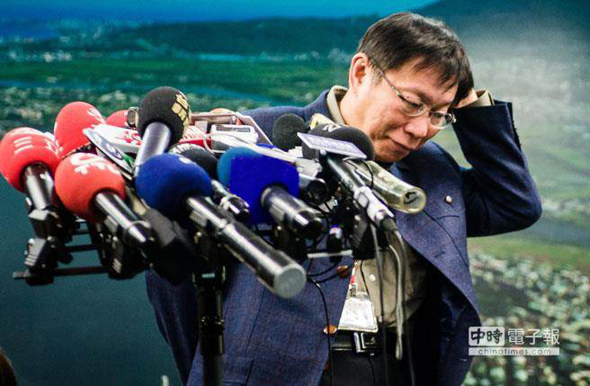 形容搞不清楚狀況、不識相、亂說話、自作小聰明與白癡含義相近的人。 形容搞不清楚狀況、不識相、亂說話、自作小聰明與白癡含義相近的人。