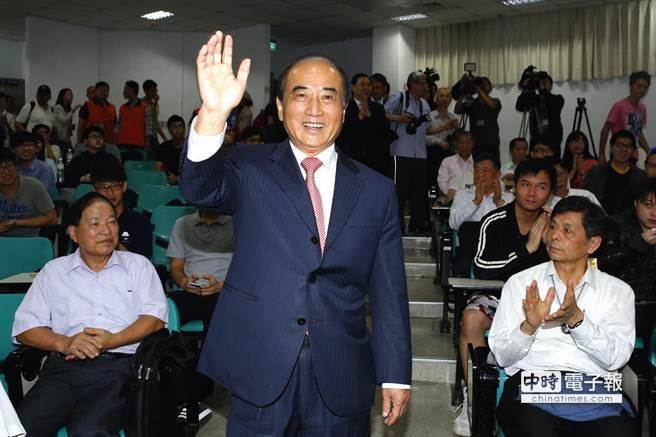 王金平否認(rèn)“立法院”有密室協(xié)商。(圖片來(lái)源:臺(tái)灣中時(shí)電子報(bào) 方浚哲攝) 王金平否認(rèn)“立法院”有密室協(xié)商。(圖片來(lái)源:臺(tái)灣中時(shí)電子報(bào) 方浚哲攝)