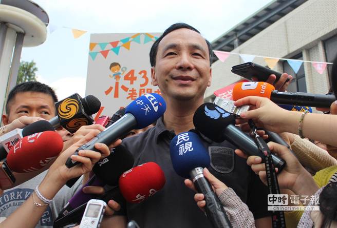 新北市長朱立倫今(4)日出席435小老板市集活動。(圖片來源:臺灣中時電子報 池雅蓉攝) 新北市長朱立倫今(4)日出席435小老板市集活動。(圖片來源:臺灣中時電子報 池雅蓉攝)