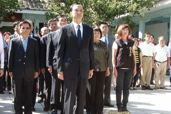 蔣介石逝世40周年 馬英九朱立倫赴慈湖謁陵(組圖) 蔣介石逝世40周年 馬英九朱立倫赴慈湖謁陵(組圖)