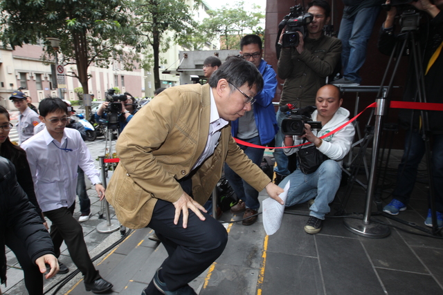 臺(tái)北市長(zhǎng)柯文哲一言不發(fā)快步進(jìn)地院 臺(tái)北市長(zhǎng)柯文哲一言不發(fā)快步進(jìn)地院