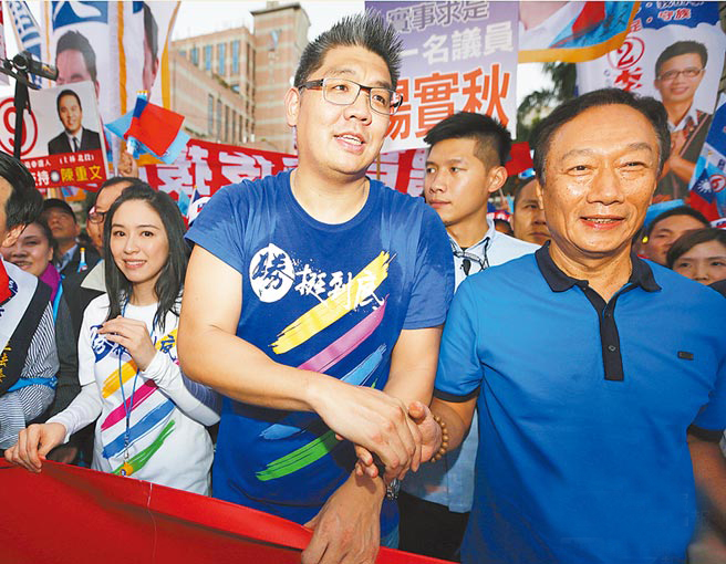 深受其害郭臺銘(右)支持國民黨臺北市長候選人連勝文,2人一起游行拉票,但從頭到尾沒有捐3億元這回事 深受其害郭臺銘(右)支持國民黨臺北市長候選人連勝文,2人一起游行拉票,但從頭到尾沒有捐3億元這回事